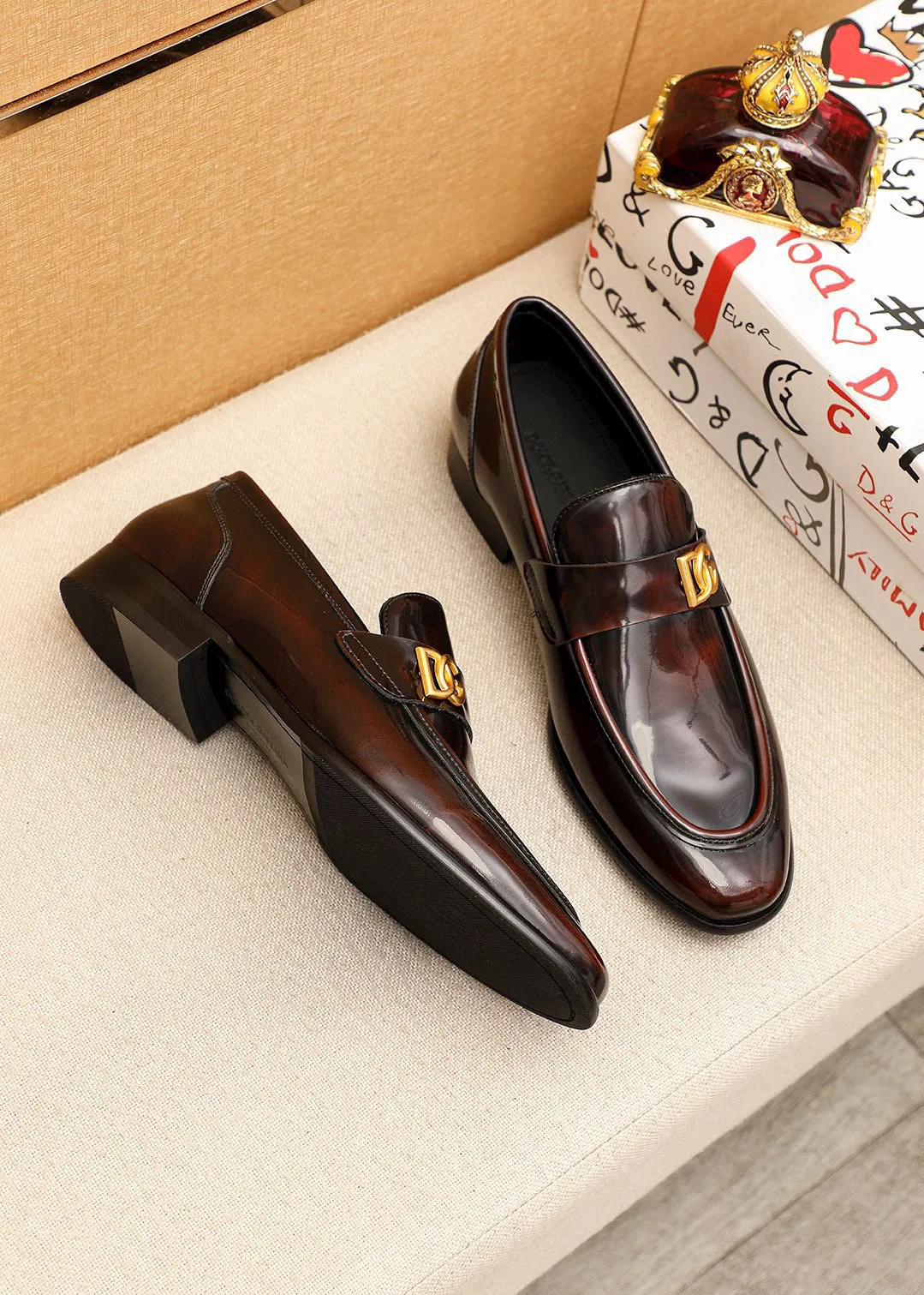 Men's clothing and shoes 💰460 💐DG top quality🔍🔍Men's new leather shoes🚹Sold simultaneously at counters⚠The uppers are imported open-edge beaded cowhide leather uppers from Italy, fully imported cowhide leather lining + classic hardware buckles, completely 1⃣️to 1⃣️reproduction🇮🇹💪💪, ⚠ Sole: The original sole is specially provided by the original factory. The exclusive movable molded sole is super comfortable. ⚠The original factory follows the order, 🔍🔍high quality, you can enter and exit the counter at will, welcome to compare⚠Size: 38-44 (45.46🉑️Customized)